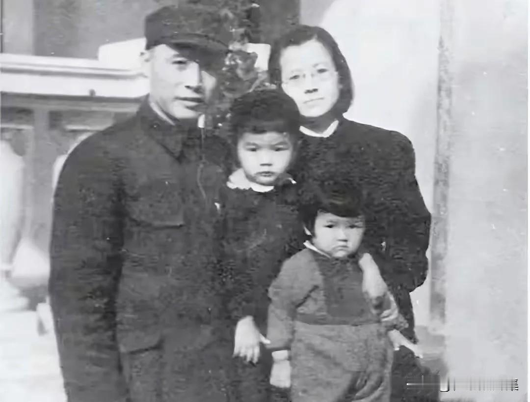 1948年，吕正操将军（左一）与夫人刘沙（右一）和儿子吕彤羽，女儿吕彤邻在哈尔滨