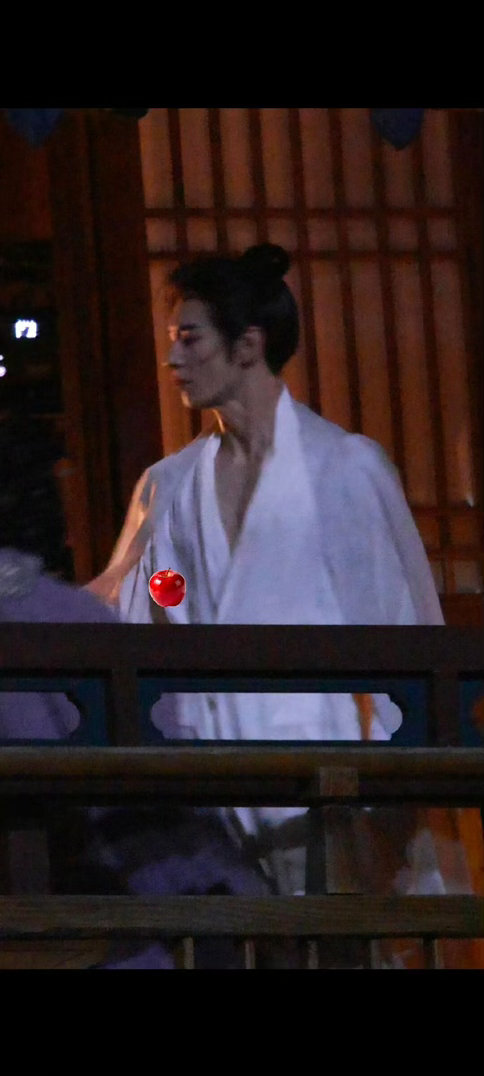 谁来管管陈星旭这个性张力 完全膜拜！陈星旭白衣冷脸，手臂青筋明显，拽着对方衣领声