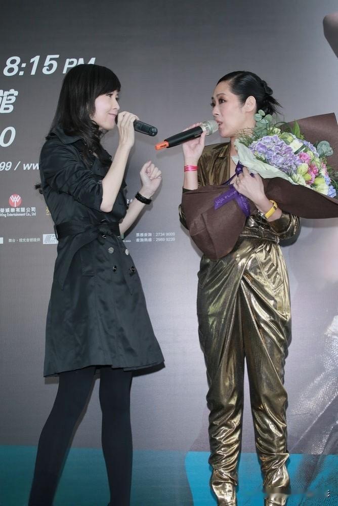 周慧敏&关淑怡📸我们总以为女神之间就该是闺蜜，其实她们只需要各自闪耀。
	
周