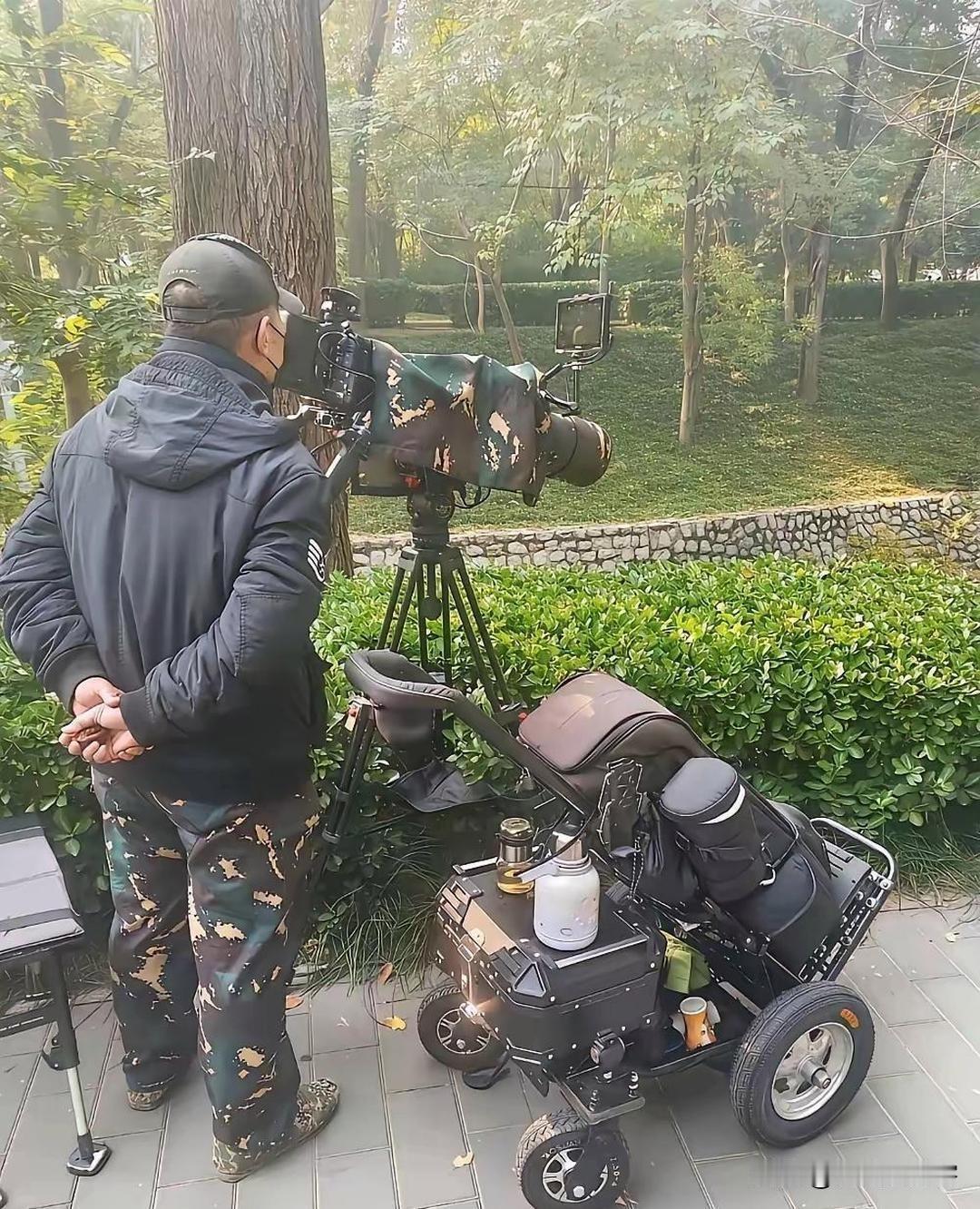 今天逛公园，偶遇一位大爷，眼前这套摄影装备，瞬间颠覆我的认知，看得我目瞪口呆！