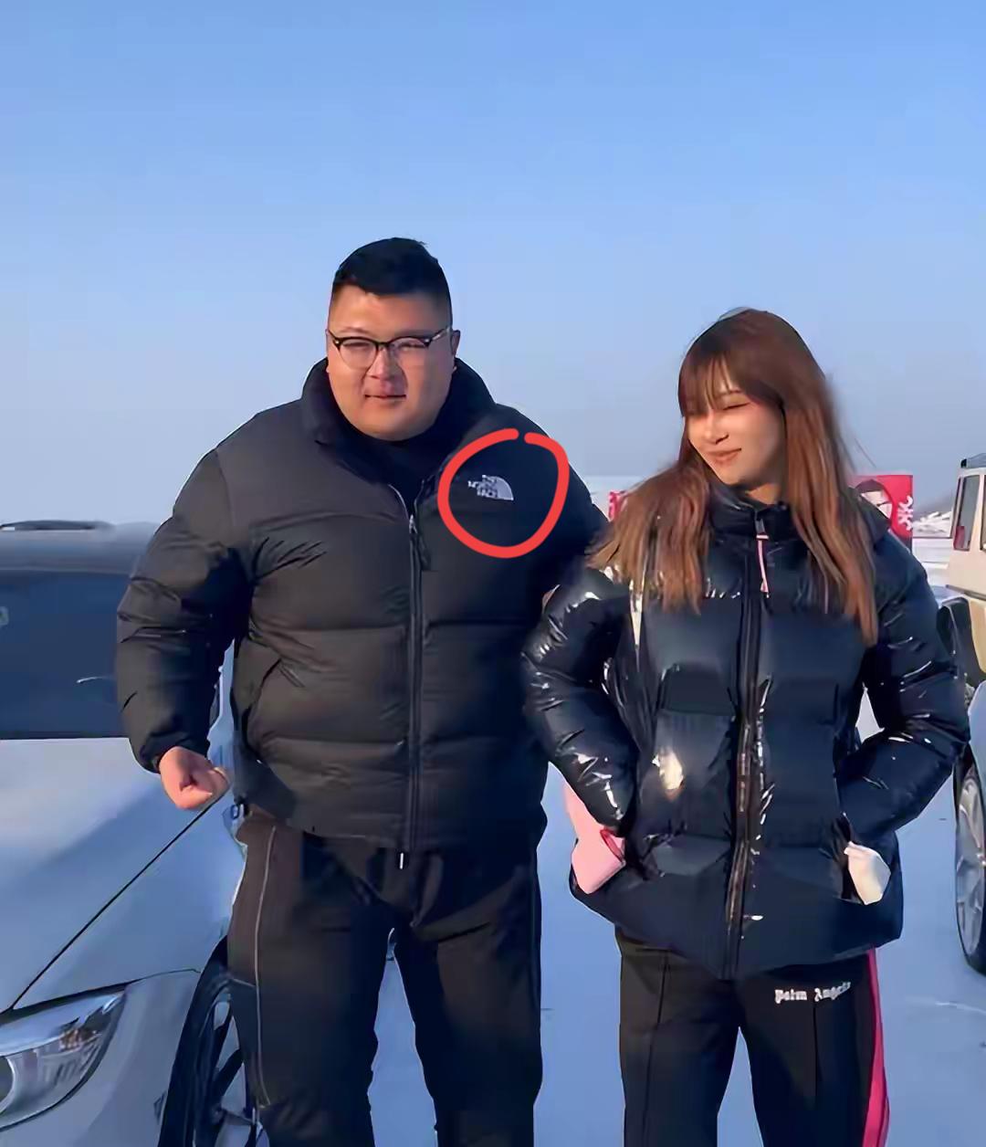 网红猴哥这衣服是什么品牌的，现在很多人都在穿这个品牌的