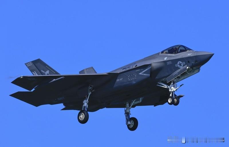 卫星图揭美军舰载机南海坠毁真相 2025年10月26日，南海海域可不太平，美军M