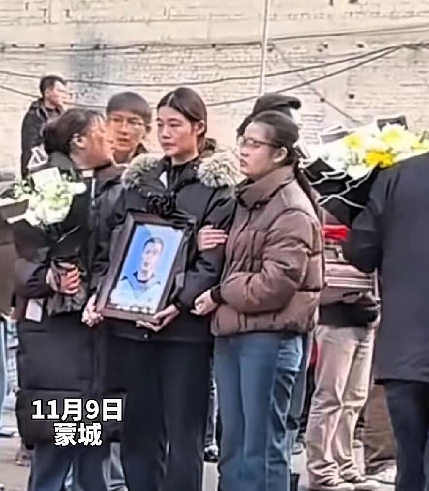 去时胸前带花，
归时国旗覆体。
25岁安徽蒙城小伙谢丛欣把生命永远定格在了军营。