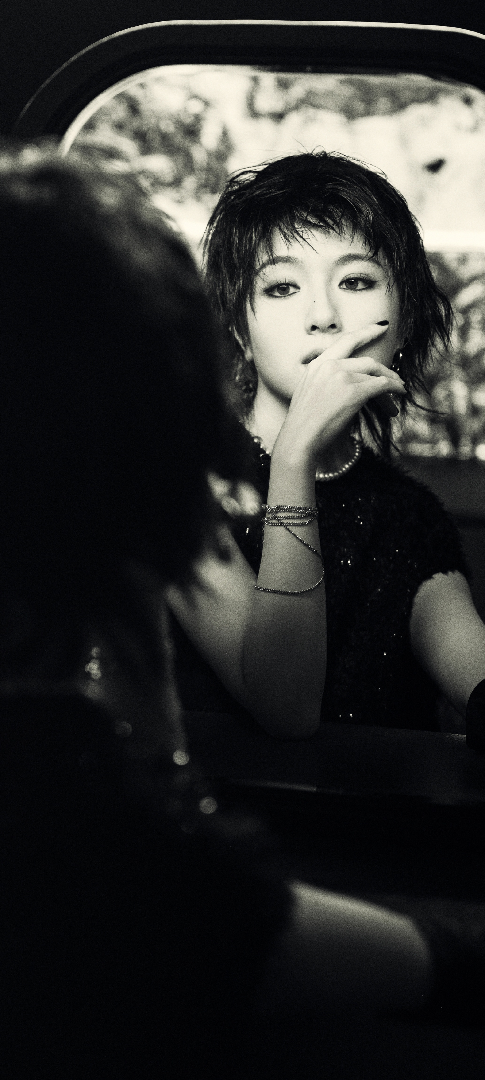 李兰迪壁纸，李兰迪伊人封面暗黑短发大片。李兰迪