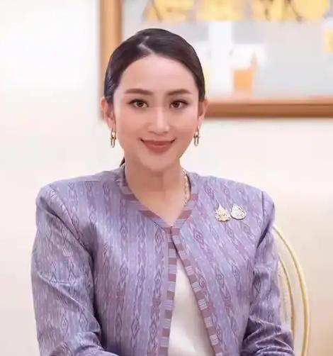 前脚刚用中文警告“背后下毒手”，后脚柬埔寨就打出一套组合拳。

话音未落，中方援