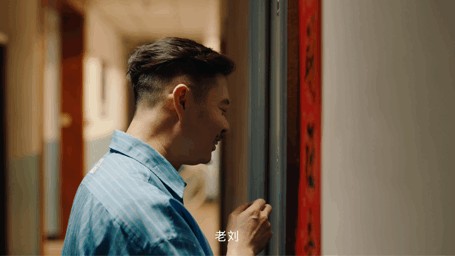魏翔在踢一种很新的足球魏翔踢球的样子梦回西虹市首富谁能想到魏翔时隔多年再秀球技，