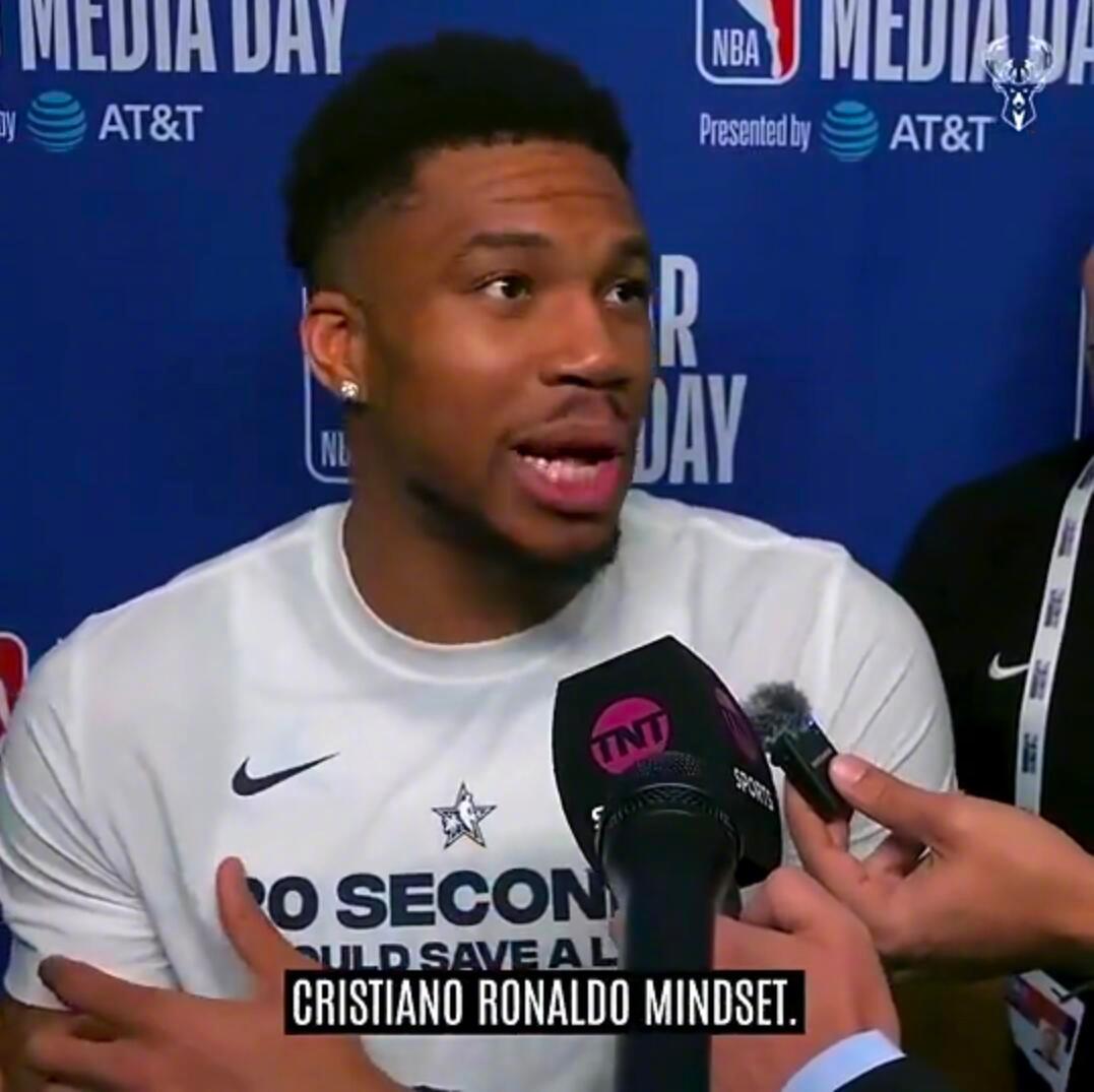 NBA全明星媒体日，雄鹿球星扬尼斯·阿德托昆博接受采访，谈及梅西与C罗。字母哥表