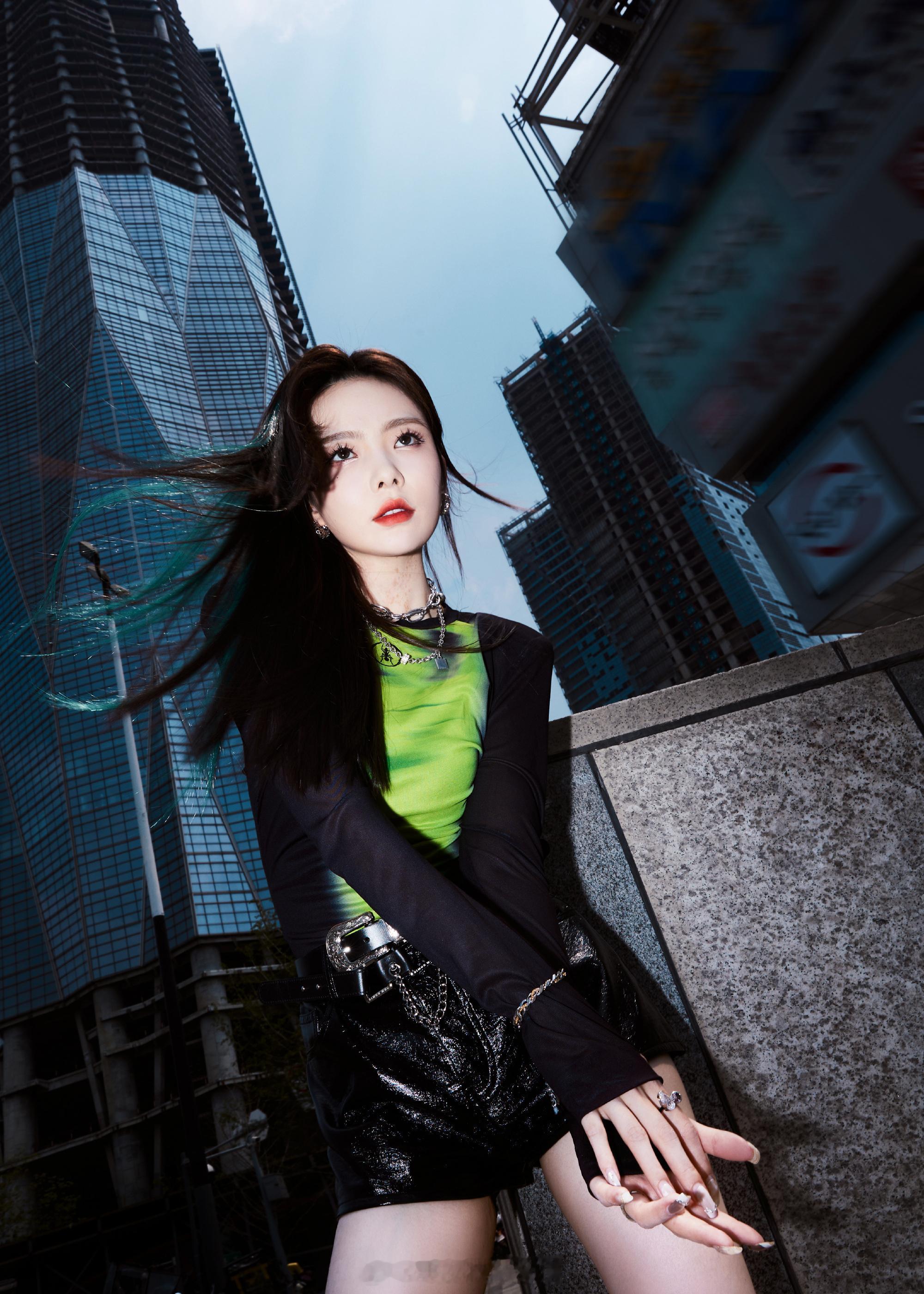 陈卓璇撞色酷感街拍尽显摩登魅力 
