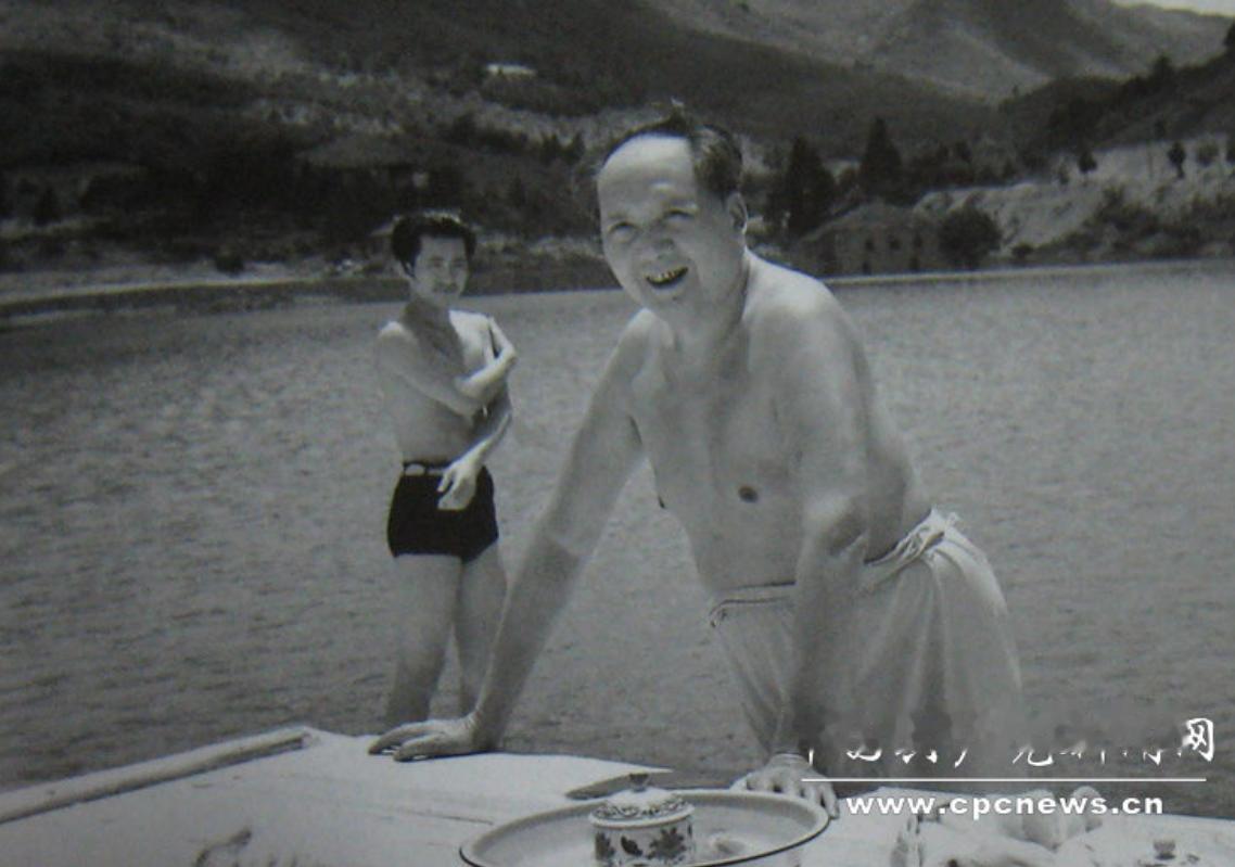 毛主席一生热爱游泳。1961年庐山会议休息期间，他曾在当地水域畅游，上岸后留下了