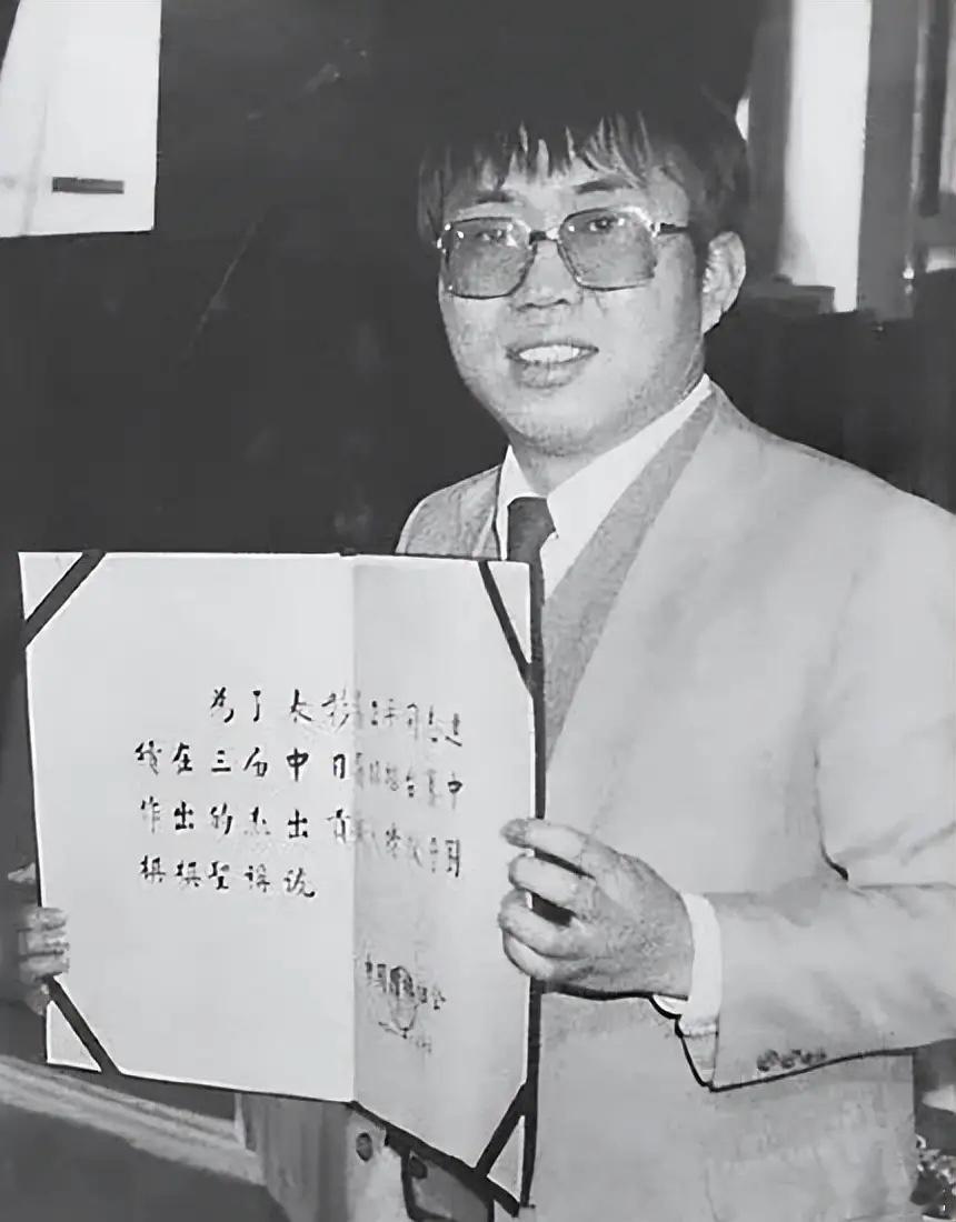 一直以为聂卫平的“棋圣”称号是民间传说的，没想到竟然真的是官方认证。现代人被封圣