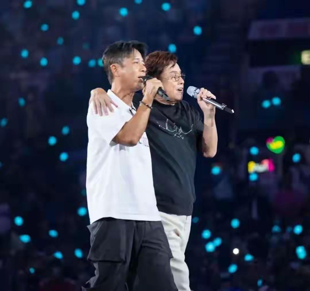 为什么76岁的谭咏麟还有精力开演唱会一唱两个小时？

76岁唱两小时不稀奇，稀奇