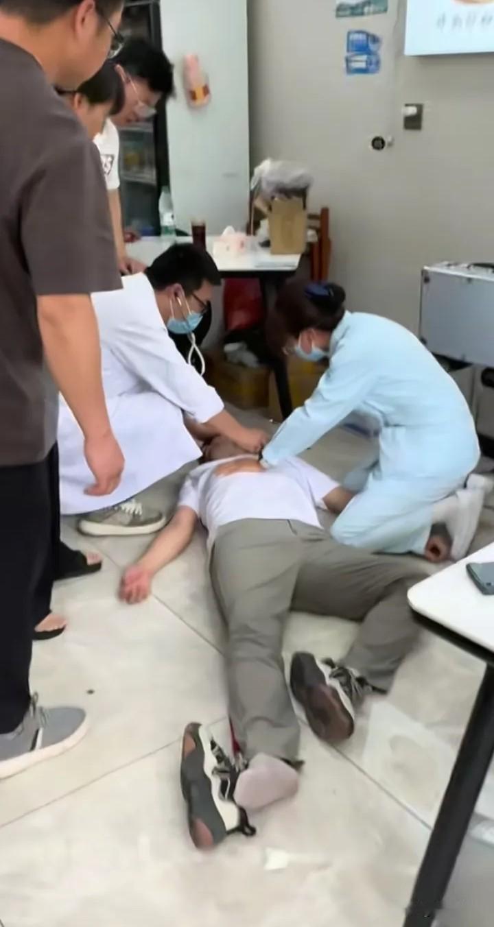 一个家庭的崩塌，生命脆弱与社会反思

他在饭店吃饭，很普通的一天，突然倒了。头晕