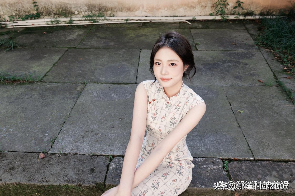 古风庭院中的温柔女子，静谧时光里的诗意生活。