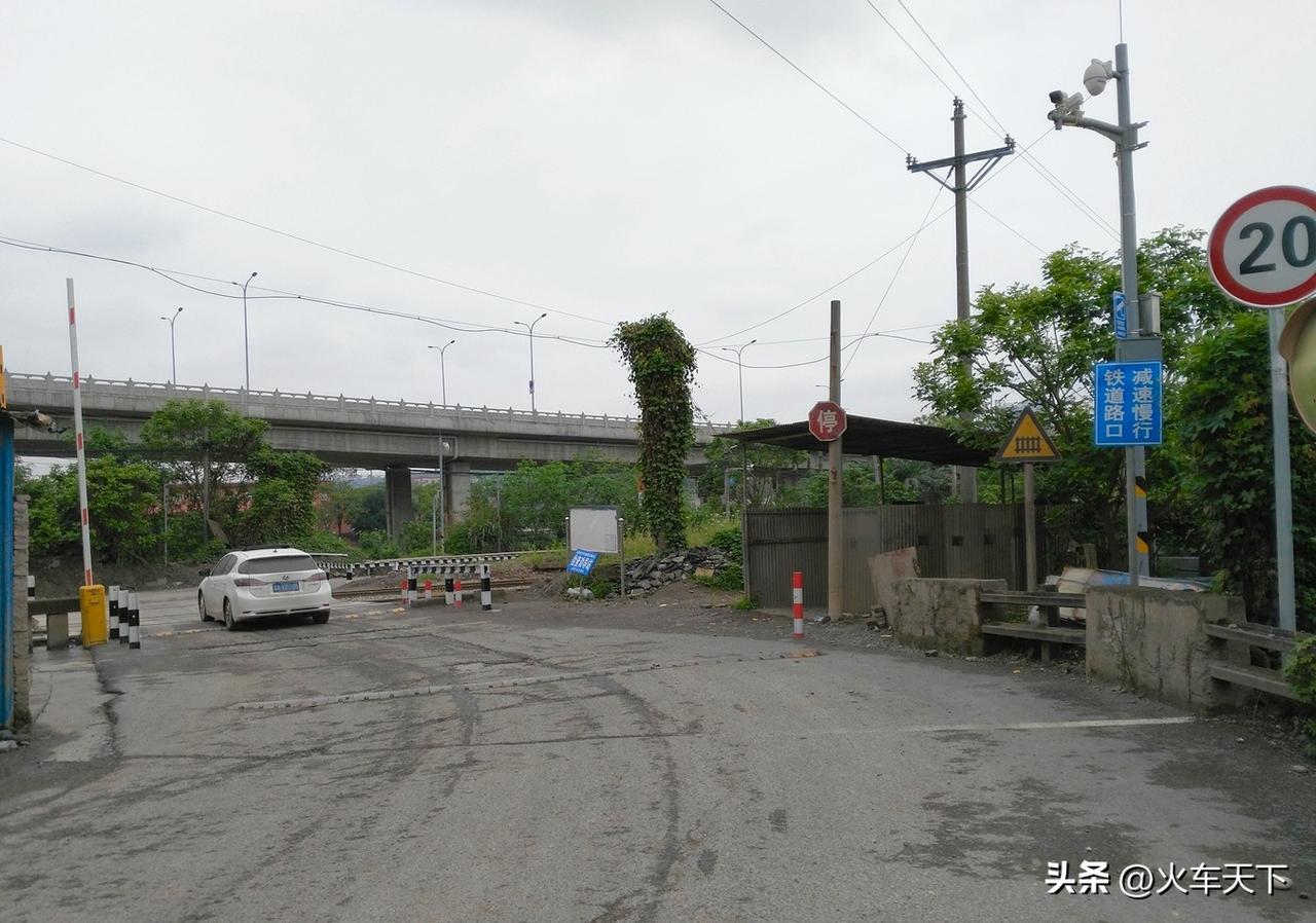 2019年在成渝铁路伏牛溪站旁边一处铁路公路平交道口所拍，这种平交道口平原地区比