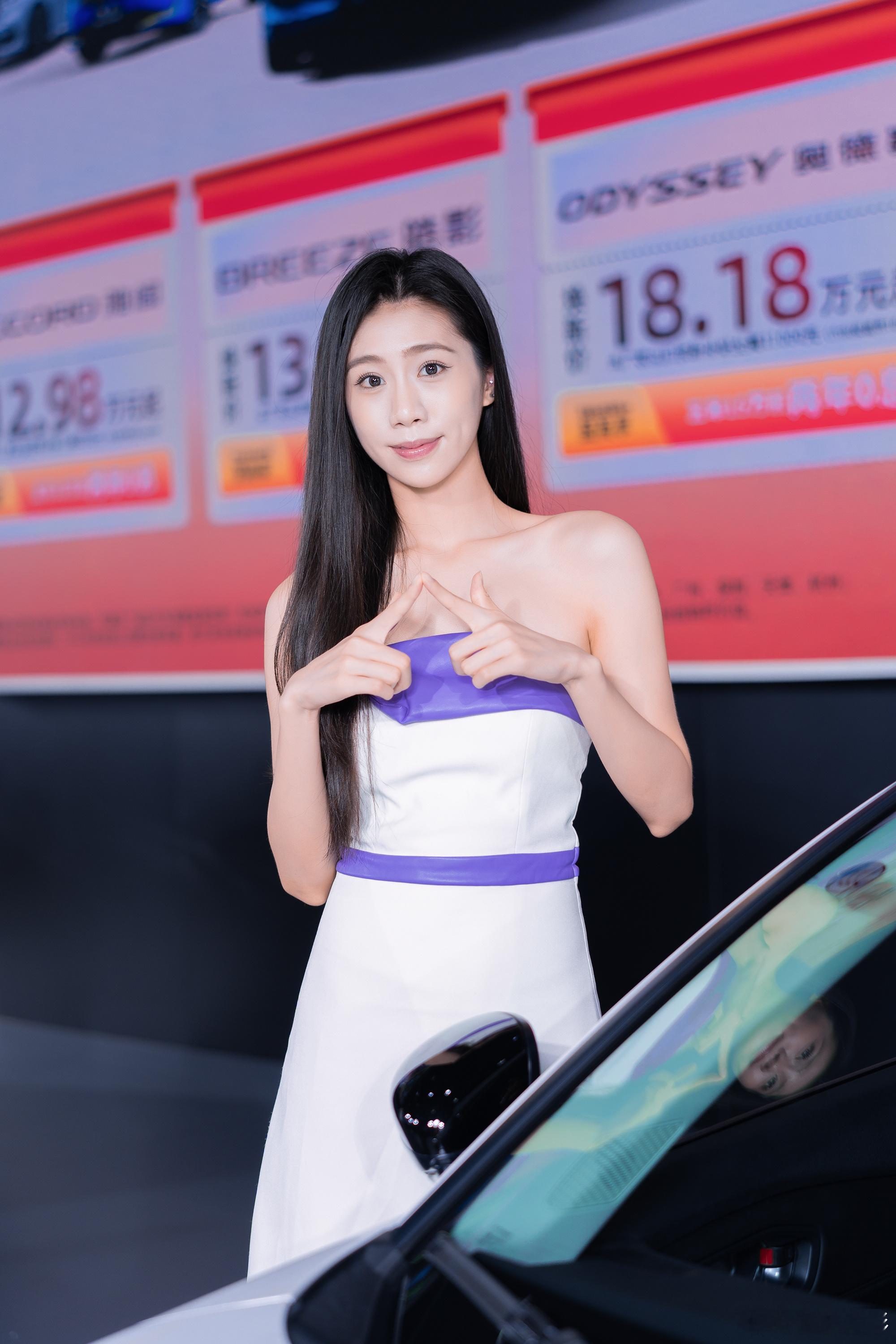 给大家介绍一位新人，这位车模小姐姐之前没见过模特：琳活动：2025华南国际车展摄