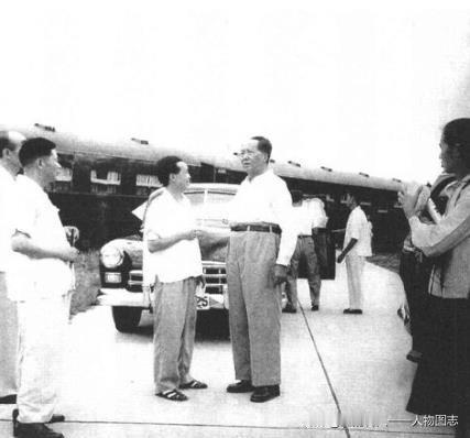 1958年8月，毛泽东在济南西郊专线车站接见省委和济南军区负责人。左2为谭启龙。