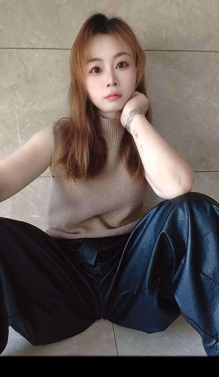 🤔皮裤是酷的注脚，温柔是灵魂的底色～V叉子和人，选一个吧？或许你会选穿搭😎说
