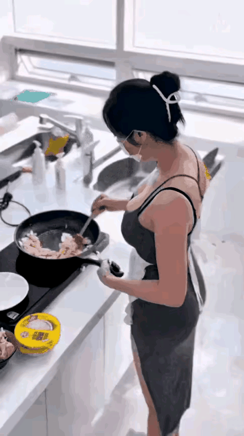 爱做饭的女人，就是有魅力。

她把厨房当作自己的舞台，展现着灵活的手法。她那晃动