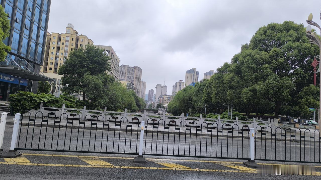 自驾游的第二天，一路上真的都是风景，从荔波来到贵阳，途经了独山、都匀、龙里，这些