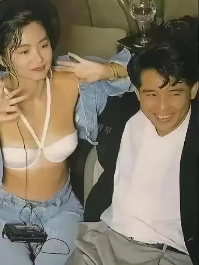 1980年，热恋中的林青霞和秦汉留下了一张不可多得的亲密合影。画面中的林青霞穿着