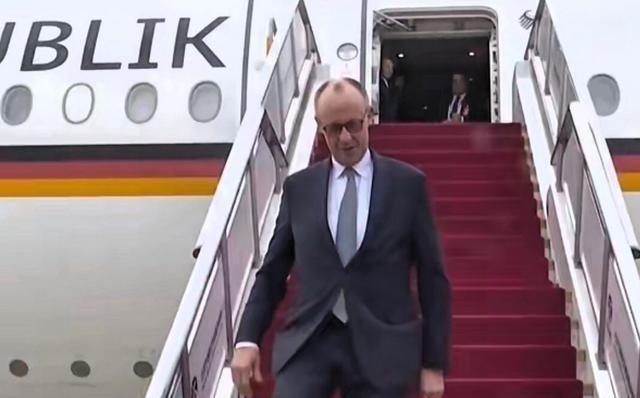 英国首相斯塔默最近公开说，中国现在是世界三大力量之一，跟美国、欧盟并列。
这话从