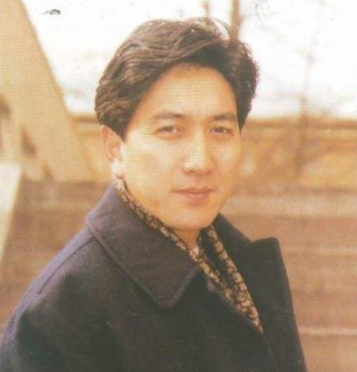 2007年，水均益的妻子意外瘫痪，他毫不犹豫地提出了离婚，女儿哭着恳求父亲：爸爸