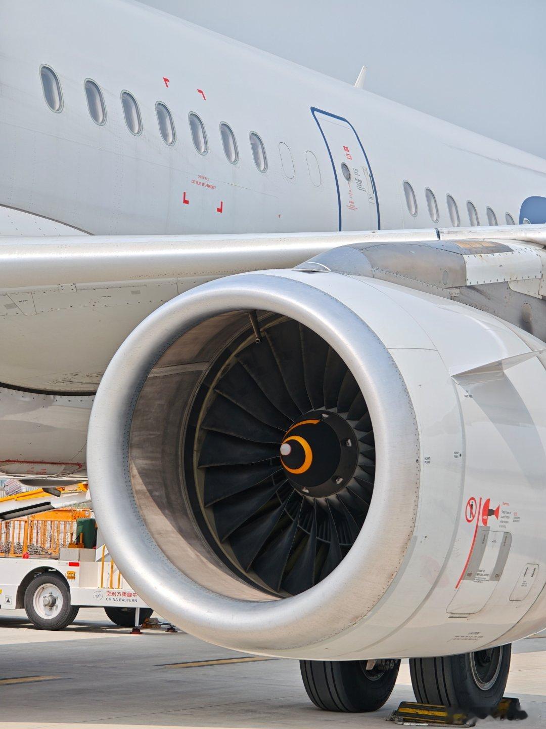 摆渡车登机……去看今晚的方程豹钛7EV闪充版，晚上还有邓男子变魔术应该，之前的预