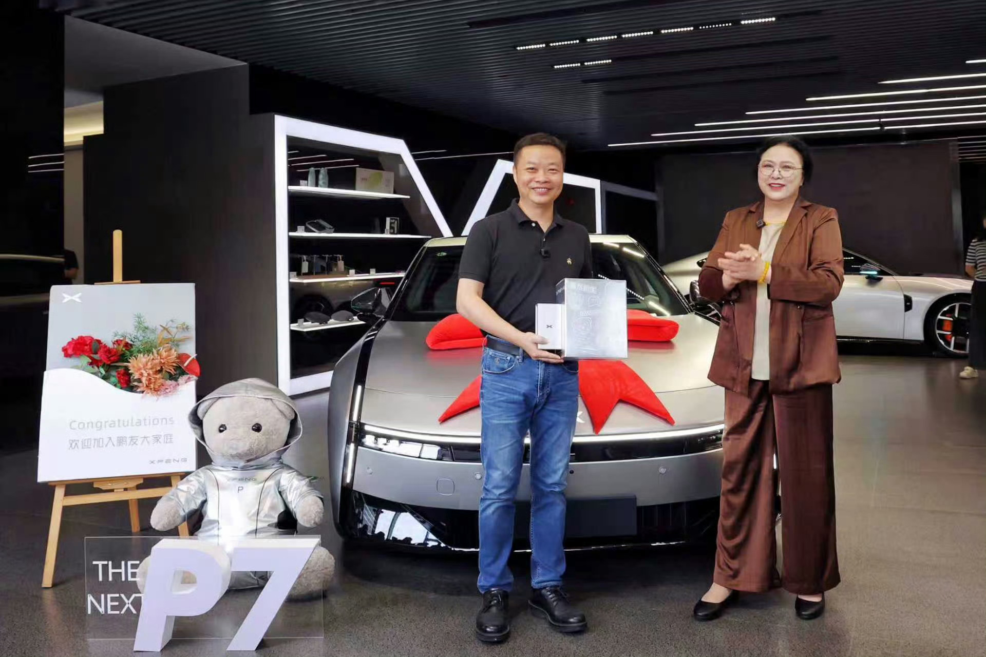 王凤英给何小鹏交付新P7恭喜这个何小鹏提了一辆新小鹏P7[doge]你怎么可以选