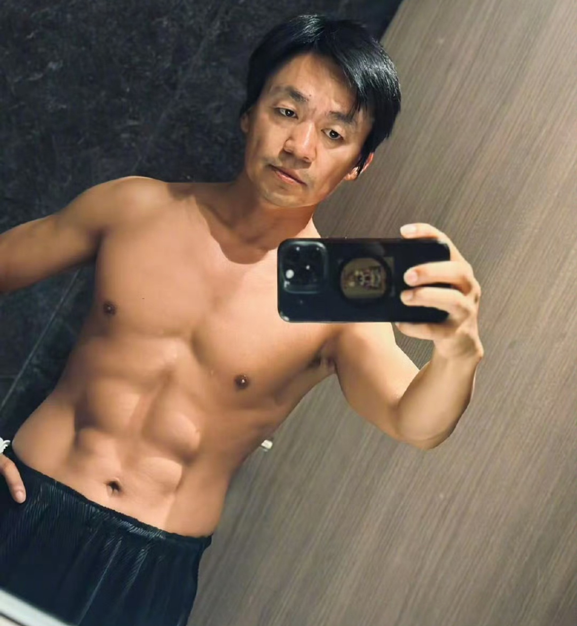 王宝强四十岁这状态叫欠佳那我算啥 什么状态欠佳？这怎么可能，40岁这个状态刚刚好
