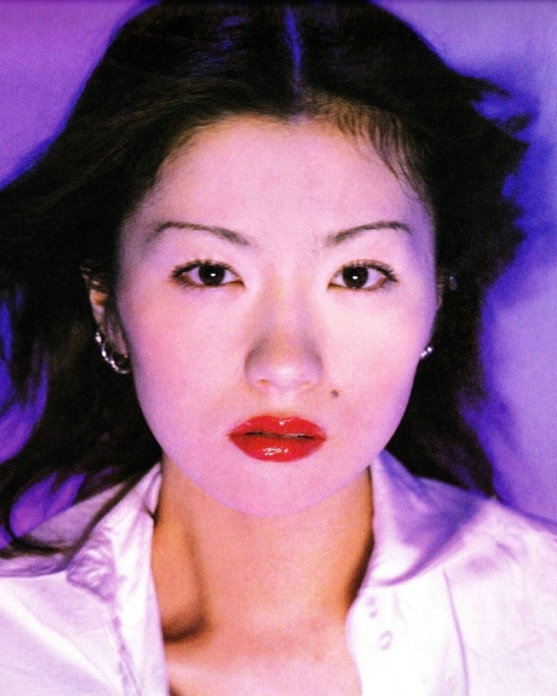 2003年，荒木经惟镜头下的椎名林檎。 