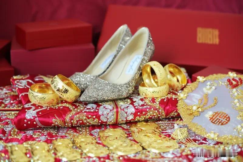 你有没有发现，
现在结婚又是彩礼又是房子，
那离婚率还是只升不降，
就和这彩礼一