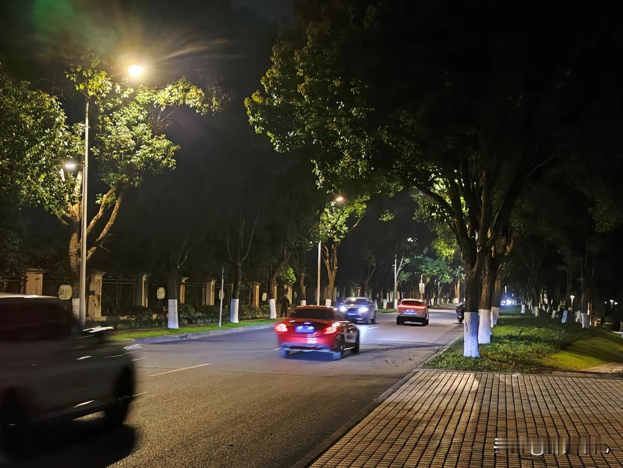 湖州的夜色
7点多，路上没什么人
绿化，树木，灯光，都非常协调
 湖州的夜景真美