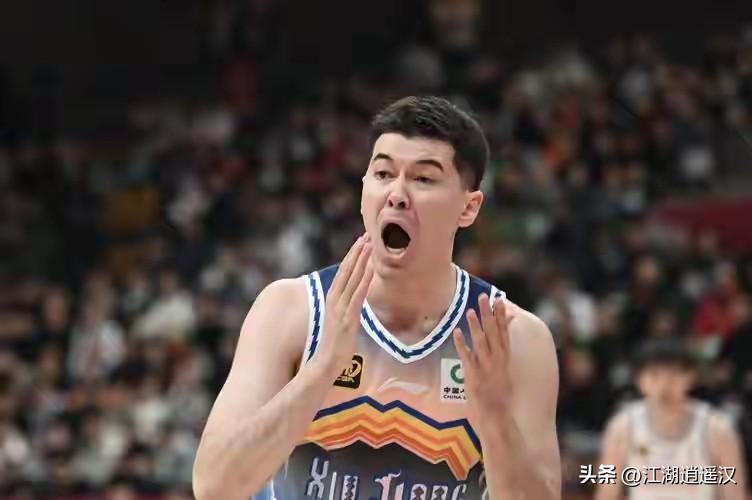 新疆男篮82-102不敌山东，惨遭四连败，场场净负20+，昔日冠军如今跌至第16