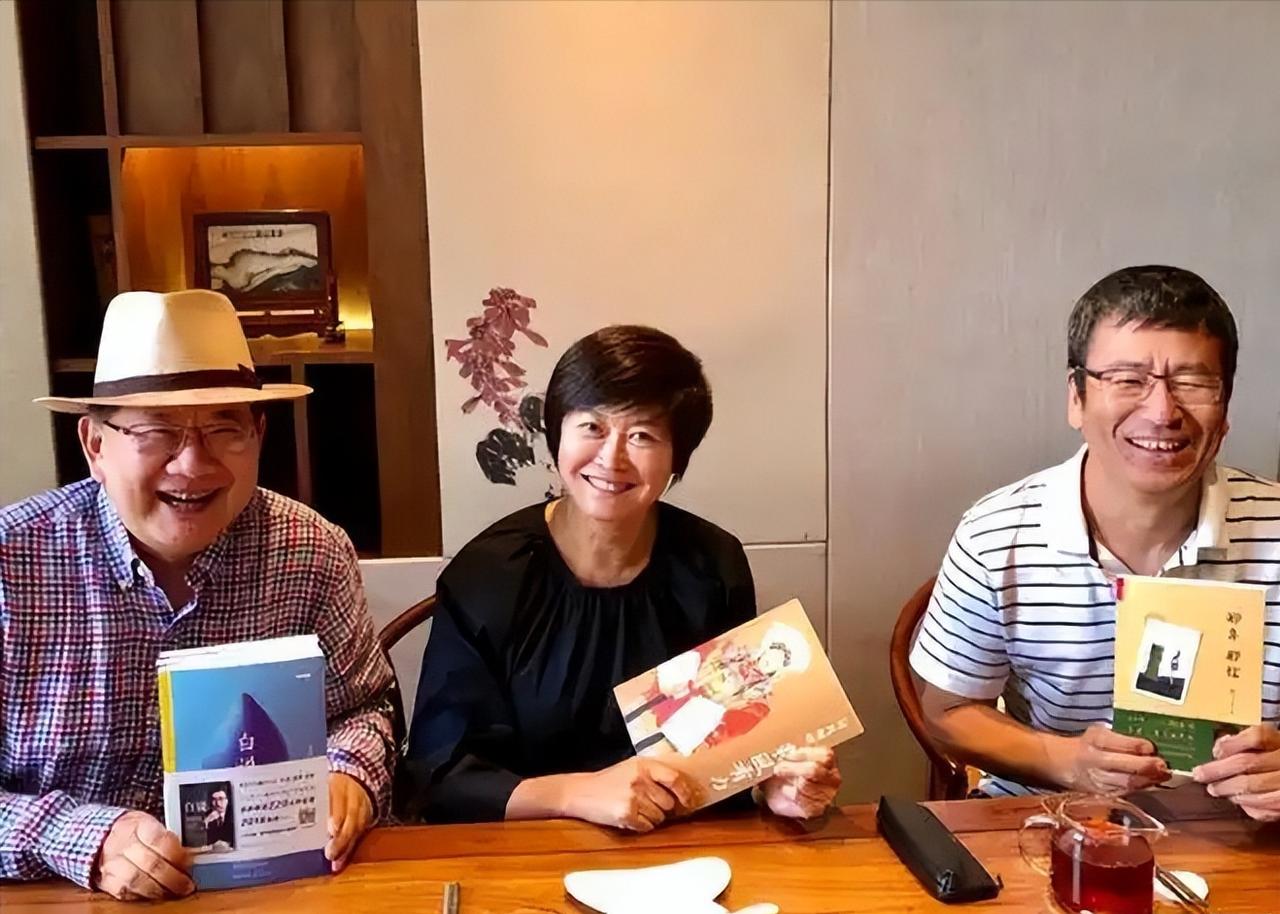 悼念刚发出，就被骂上了热搜。
 
东方卫视主持人曹可凡连发两条微博悼念敬一丹，文