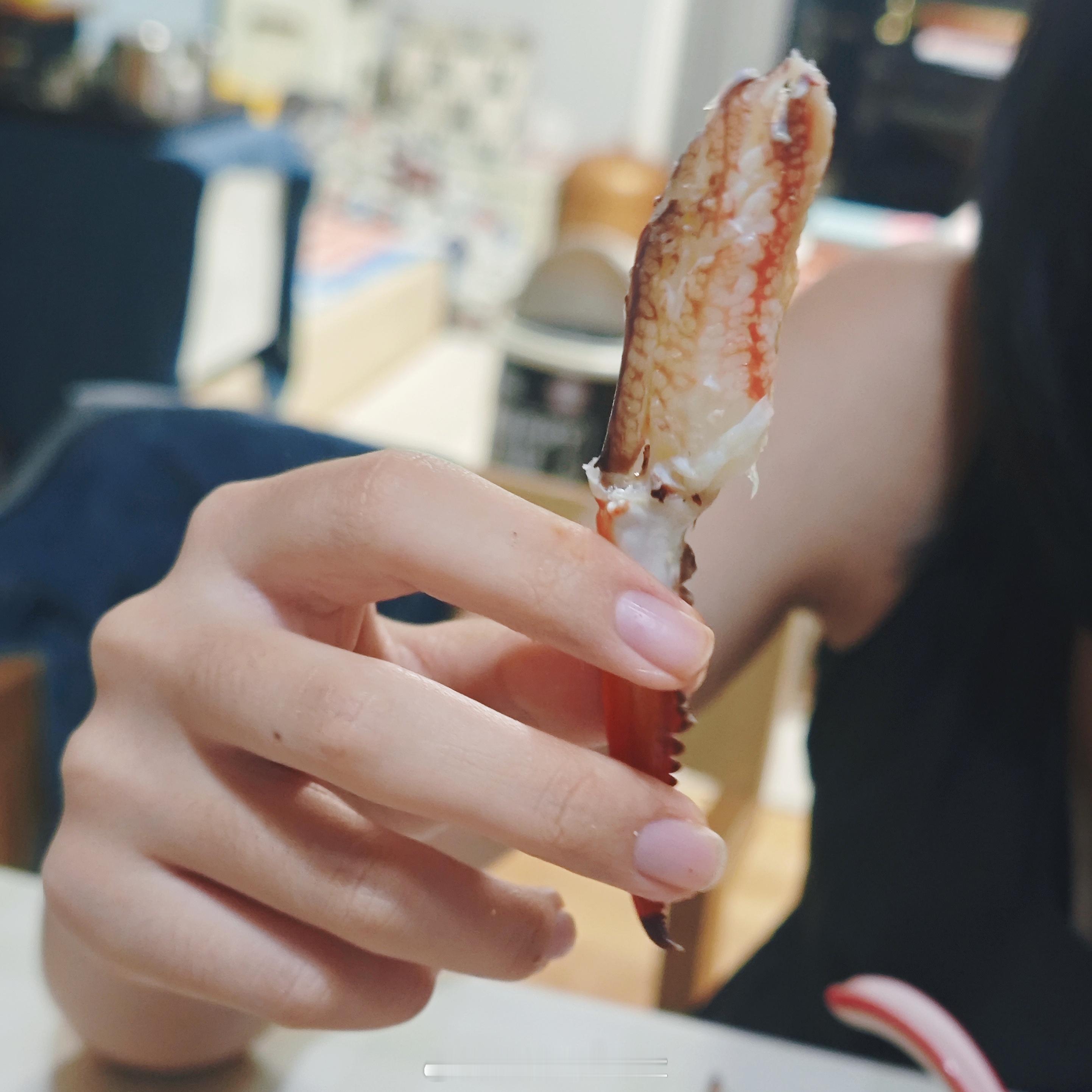 我:做菜会传染诶，简单的我也能快速做两个跳跳:剥螃蟹也会上瘾，你给我吃完 ​​​