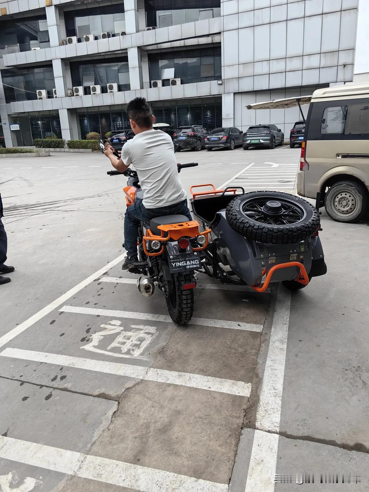 摩托车旅行，带着梦想出发。