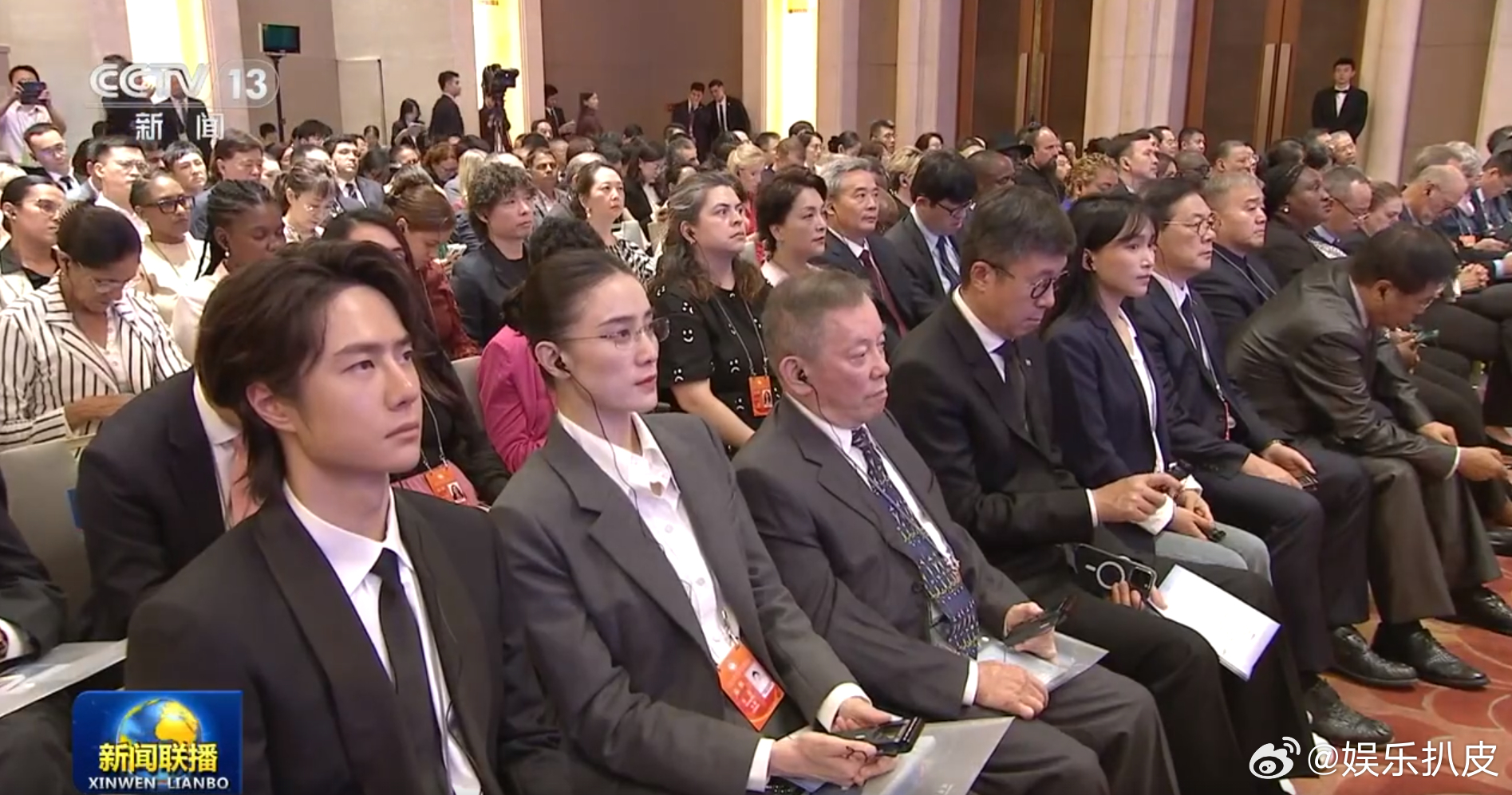 新闻联播里的宋佳王一博谁懂这个镜头的含金量，在新闻联播里看到宋佳王一博，这画面太