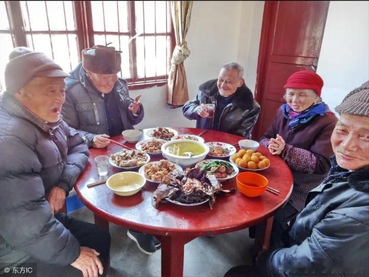 吃年夜饭是许多地区、民族的传统习俗。多数家庭，老人平时生活出于独立的。只有过节，