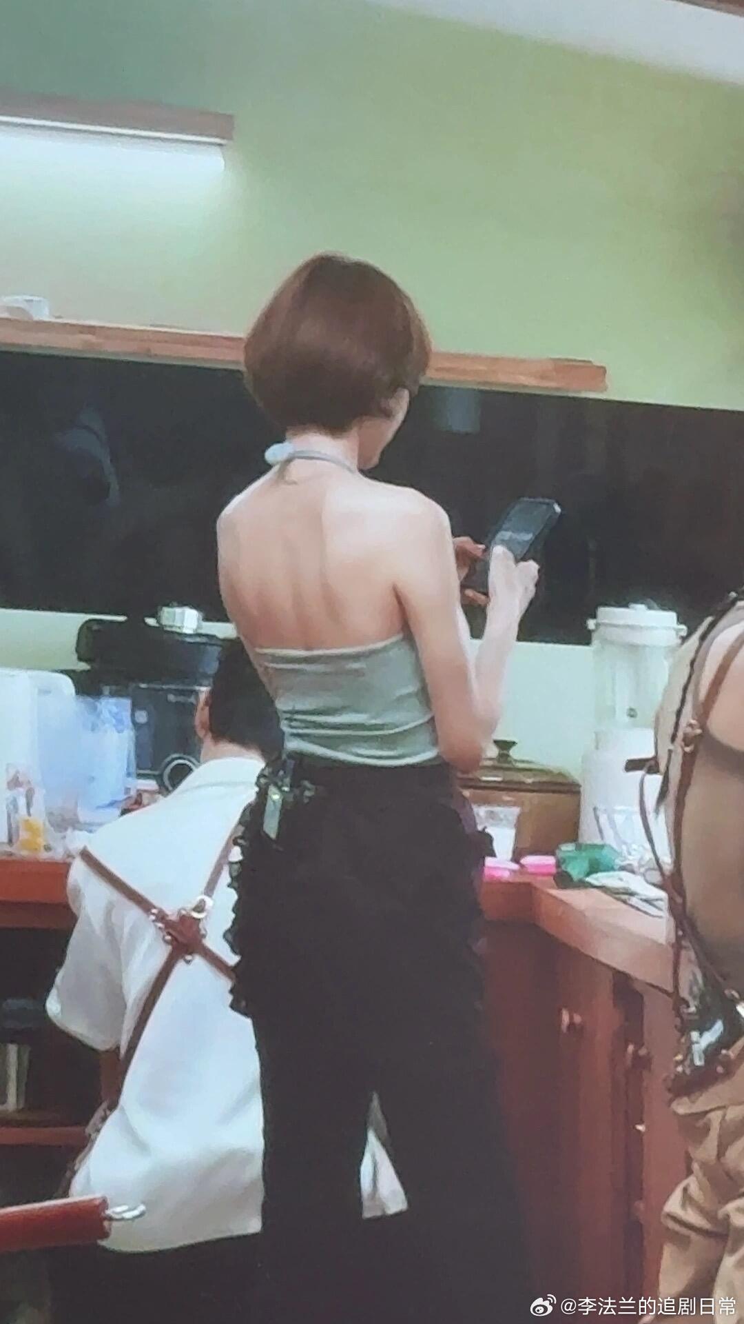 姜妍走过来这段刘梅下班了谁来懂一下姜妍这个背！！！她真的内娱身材顶顶好的那批女星
