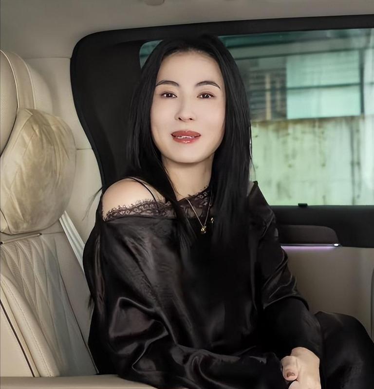 青岛散场后的移动铁柜，倒成了最硬的生存堡垒。直视吃瓜看戏的盲区，底下的真金白银都
