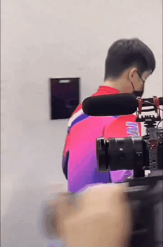 镜头一转，眼睛都变得明亮了。好一道靓丽的风景线，樊振东给我们来了一场“鲜艳”出场