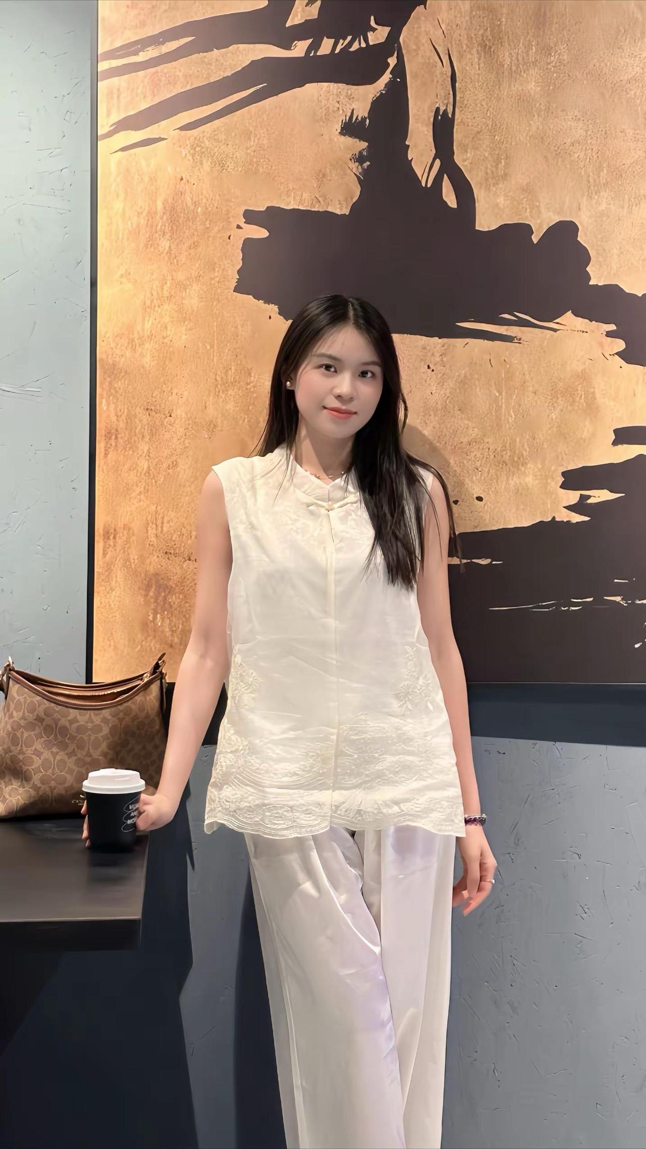 后来我觉得温柔是有力量感的，是知性的、大方的、和善的、沉稳的。做一个温柔的人，心
