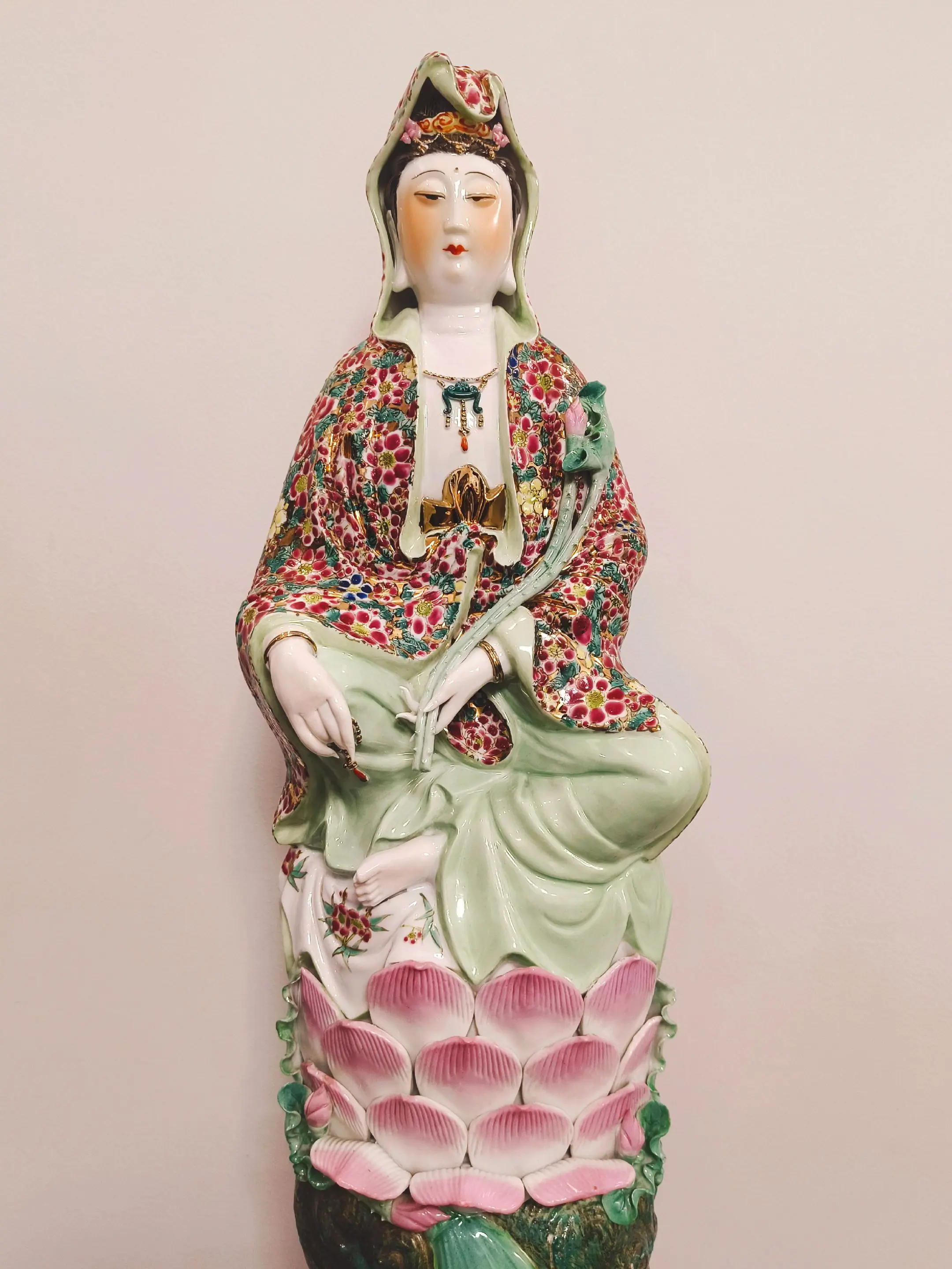 翠袖轻垂坐玉台，繁花裹体自悠哉。 眉间一点慈悲意，化作甘霖遍九垓。