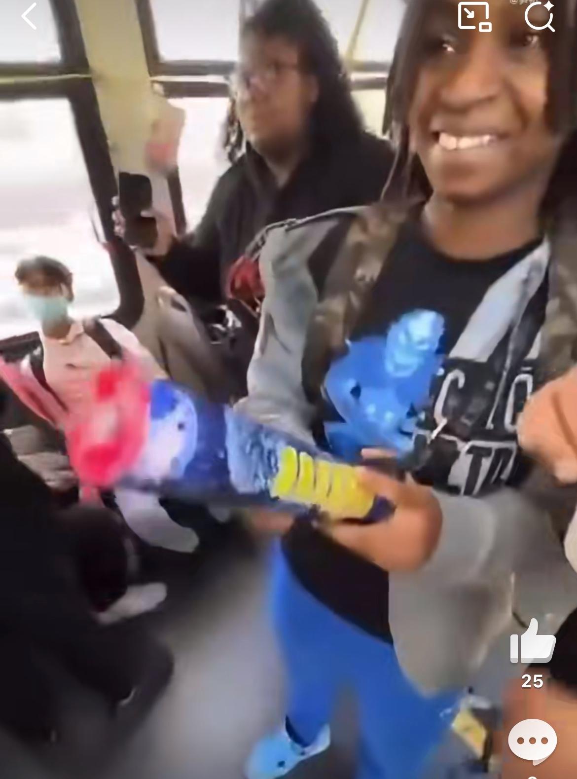 这就是快乐教育滋生的物种，美国小孩哥在公交上放烟花，故意对准乘客发射，车上所有的