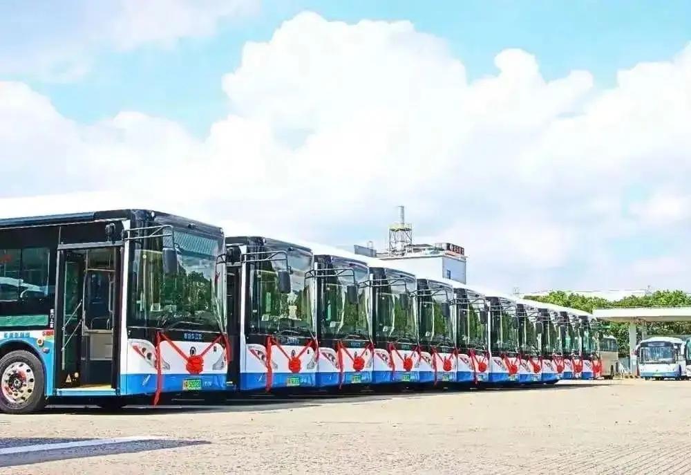 哈尔滨汽车总公司，有一任一把手，表现得很棒。
来汽车以后，总公司副总，部长，副部