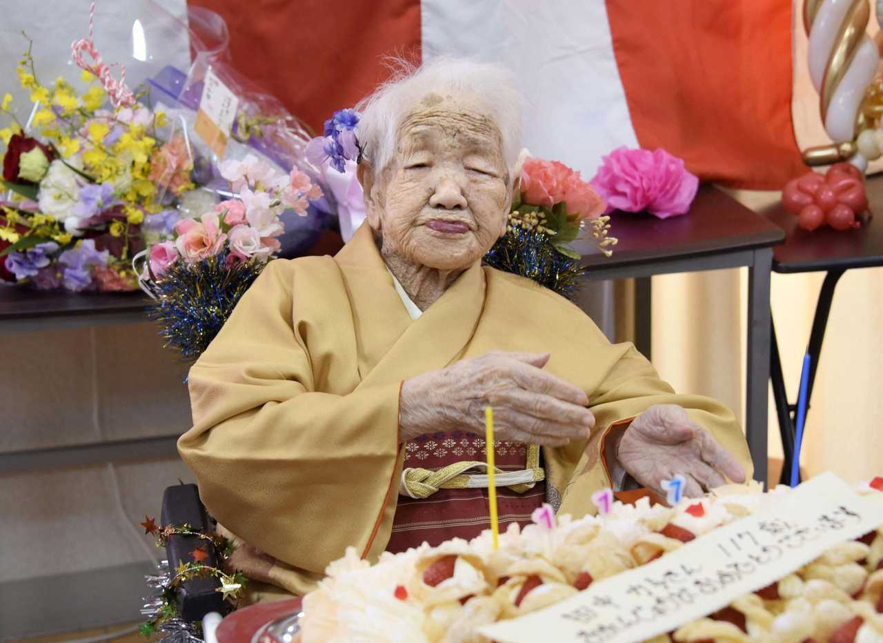倭国首次突破10万名百岁老人。107,677名100岁及以上的人口，一年内增加近
