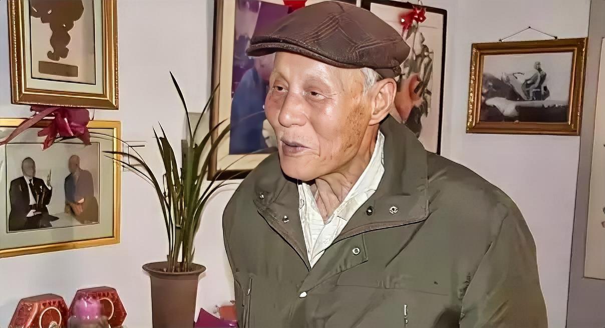 1983年，63岁老人正给领导倒水，领导低头一看，这老人竟穿着空军专用的拉练裤，