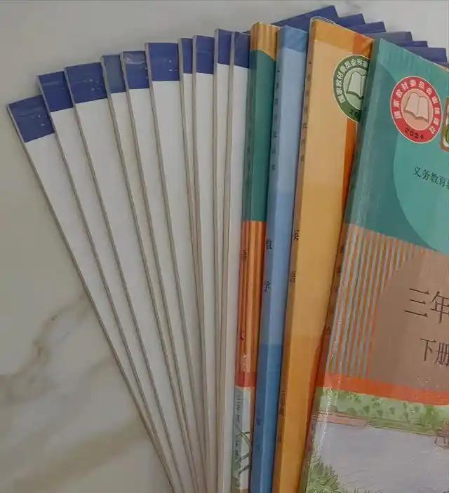 开学包书皮逼疯家长！
          开学包书皮成家长“开学作业”，不少家长