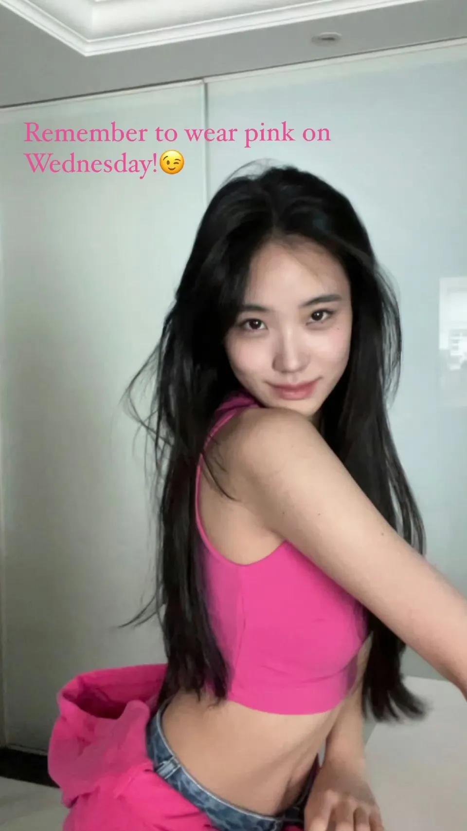 小S女儿周三晒出自拍大秀好身材，尤其是马甲线好有立体感，还配文说周三穿粉色，[呲