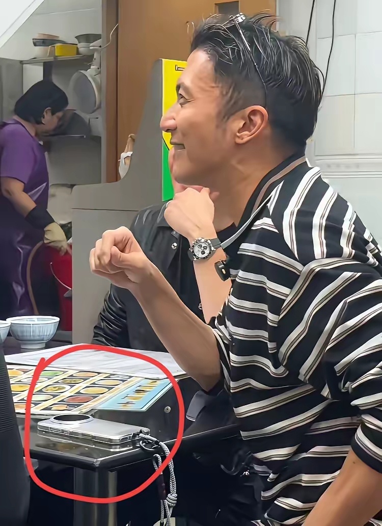 有网友拍到谢霆锋在香港一家饭馆吃饭的场景，能看得出，他状态挺放松自然，在香港，明